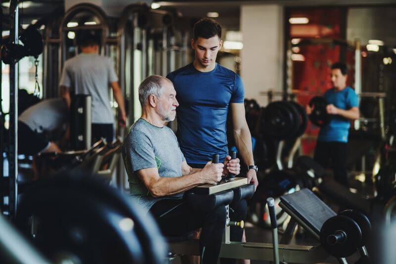 Ein Fitness Haus Dalum: Personal Training im Fitnessstudio.